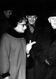 Plano medio de Arthur Rubinstein junto a Aniela Rubinstein y Jerzy Katlewicz (Director de orquesta) posando