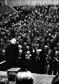 Plano general de Arthur Rubinstein (de espaldas), saludando al público