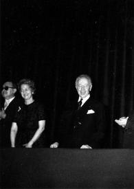 Plano medio de Aniela Rubinstein y Arthur Rubinstein en un palco junto a otros tres hombres posando