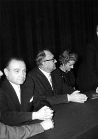Plano medio de Aniela Rubinstein, con la cabeza agachada, y Arthur Rubinstein, levantado. Ambos presidiendo la mesa