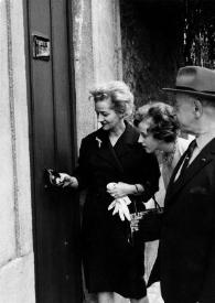 Plano general de Aniela Rubinstein, Alina Rubinstein, Arthur Rubinstein y John Rubinstein en la puerta de su casa