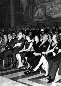 Plano general de Aniela Rubinstein sentada entre el público