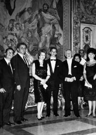 Plano general de Aniela Rubinstein, John Rubinstein y Arthur Rubinstein con otras personas posando en la entrega de una medalla