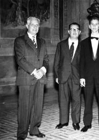 Plano general de Aniela Rubinstein y Arthur Rubinstein del brazo, junto a John Rubinstein y dos hombres, posando delante de la loba de Rómulo y Remo