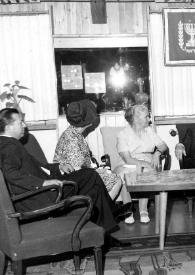Plano general de un hombre, Aniela Rubinstein (perfil derecho) con sombrero, Señora de Zalman Shazar (perfil derecho), Zalman Shazar (Presidente de Israel) (perfil izquierdo), Arthur Rubinstein (perfil izquierdo), Nina Nöeli Raue y un hombre (perfil izquierdo) sentados alrededor de una mesa charlando
