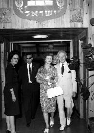 Plano general de Aniela Rubinstein y Arthur Rubinstein entrando en la casa del presidente de Israel, junto a un hombre y una mujer