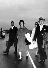 Plano general de Paul J. Farrell, Aniela Rubinstein, Alina Rubinstein, Arthur Rubinstein, John Rubinstein y R. Jarrett caminando por la pista del aeropuerto