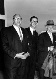 Plano general de B. Potts, R. Jarrett, Arthur Rubinstein, el Señor Tolnay y la Señora de Tolnay posando en el aeropuerto