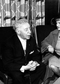 Plano medio de Arthur Rubinstein (medio perfil derceho), Aniela Rubinstein (medio perfil izquierdo) y Russ Tyson (perfil izquierdo) charlando sentados en unos sillones