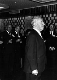 Plano medio de Arthur Rubinstein (perfil derecho) posando, detrás de él, R. Jarrett, Paul J. Farrell y el Señor Tolnay