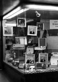Plano general del escaparate de una tienda de discos, en el que se muestran varios objetos de Arthur Rubinstein