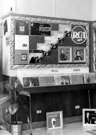 Plano general del interior de una tienda de discos, en el que se muestran varios objetos de Arthur Rubinstein