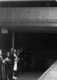 Plano general de Arthur Rubinstein (perfil izquierdo) saludando al público desde el escenario