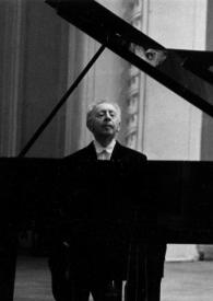Plano general de Arthur Rubinstein sentado al piano. A Arthur se le ve entre la base del piano y la tapa