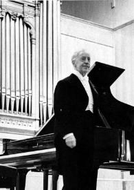 Plano general de Arthur Rubinstein de pie, junto al piano saludando al público