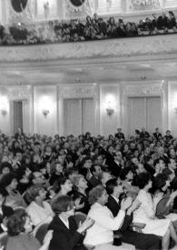 Plano general de Arthur Rubinstein (perfil izquierdo), de pie en el escenario, saludando al público