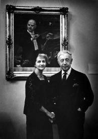 Plano general de Aniela Rubinstein y Arthur Rubinstein posando delante del cuadro de Emil Mlynarski.