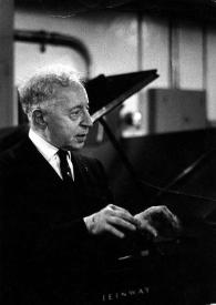 Plano medio de Arthur Rubinstein (perfil derecho), de pie, dando la espalda al piano