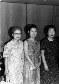 Plano general de Arthur Rubinstein posando con tres mujeres a su derecha y un hombre a la izquierda