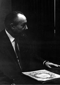 Plano medio de János Ferencsik (perfil derecho) y Arthur Rubinstein (perfil izquierdo) sentados en una mesa charlando.