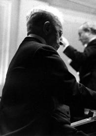 Plano medio de Arthur Rubinstein (perfil derecho) sentado al piano y János Ferencsik dirigiendo la orquesta detrás de él