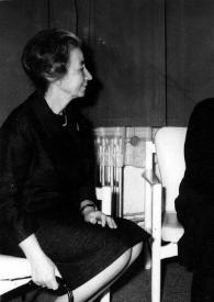 Plano general de una mujer, un hombre y Athur Rubinstein sentados y cogidos de la mano.