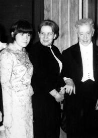 Plano medio de dos mujeres, Arthur Rubinstein, Aniela Rubinstein, un hombre y una mujer posando