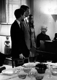Plano general de John Rubinstein, Paul Rubinstein, Alina Rubinstein, Arthur Rubinstein sentado al piano, Aniela Rubinstein, Eva Rubinstein de pie alrededor del piano, cantando.