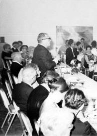 Plano general de las mesas con los invitados: Arthur Rubinstein a la izquierda de la foto en la mesa presidencial, Fredric Rand Mann de pie