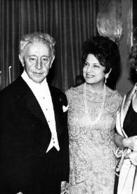 Plano medio de Arthur Rubinstein, Señora de Buitoni, Aniela Rubinstein y Señor Buitoni posando un el salón de fiestas.