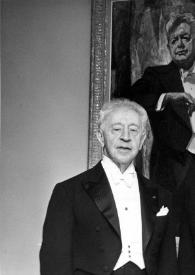 Plano medio de Arthur Rubinstein y Seijko Ozawa posando delante del cuadro de otro director de orquesta