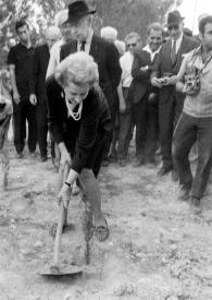 Plano general de Aniela Rubinstein cavando una zanja para plantar un árbol. Al fondo observándola: Arthur Rubinstein, Rueven Rubin y el Señor Barzilai (Ministro de Sanidad Pública de Israel)