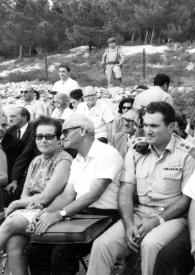 Plano general de los asistentes al acto, entre ellos en el centro: un militar y Tedy Kollek sentados