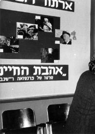 Plano medio de Golda Meir (de espaldas) besando a Aniela Rubinstein. La Señora Lahat y un hombre detrás observándolas