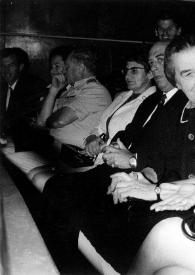Plano general una fila del público sentado (lateral izquierdo): cuatro personas, Golda Meir y Aniela Rubinstein charlando