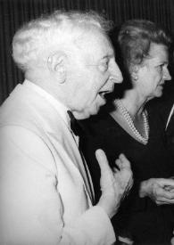 Plano medio de Arthur Rubinstein, Aniela Rubinstein, un hombre y Golda Meir charlando
