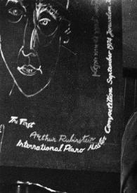 Plano medio de Golda Meir detrás de un micrófono, al fondo el cartel oficial del concurso
