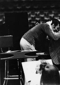 Plano general del escenario en el ensayo del conicerto, Zubin Mehta saludando a Arthur Rubinstein junto a la orquesta
