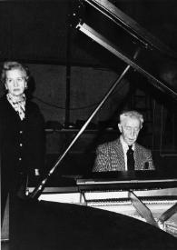 Plano medio de Aniela Rubinstein hablando junto a Arthur Rubinstein sentado al piano