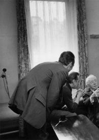 Plano general del camerino: un hombre, Henryk Czyz y Arthur Rubinstein sentados, un violinista y Roman Jasinski, de pie, charlando