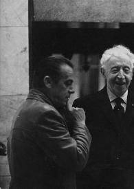 Plano medio de Henryk Czyz (perfil derecho), Arthur Rubinstein y Roman Jasinski (de espaldas) charlando