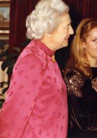 Plano medio de Cécile, Baronesa de Rothschild (perfil derecho), una mujer y Arthur Rubinstein (perfil izquierdo) charlando