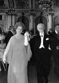 Plano general de Aniela Rubinstein y Arthur Rubinstein encabezando el baile de entrada