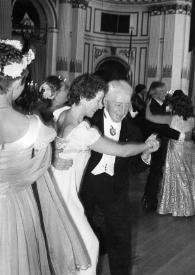 Plano general de Eva y Arthur Rubinstein bailando