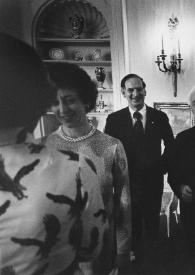 Plano general de Betty Ford (de espaldas) charlando con Eva Rubinstein, detrás William M. Cook, Arthur Rubinstein y Virginia Low Bacon les observan