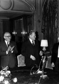 Plano general del Señor Hamburger (Profesor), Maurice Druon, Arthur Rubinstein y Bernard Gavoty sentados alrededor de una mesa.