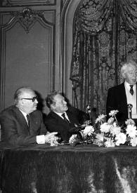 Plano general del Señor Hamburger (Profesor), Maurice Druon, Arthur Rubinstein, sentados ante una mesa