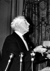 Plano medio de Arthur Rubinstein (perfil izquierdo) entregando una espada conmemorativa a Bernard Gavoty.