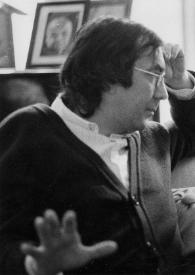 Plano medio de René Koering (perfil derecho) sentado charlando con Arthur  Rubinstein (perfi izquierdo) sentado