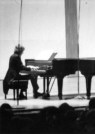 Plano general del escenario: J. Philippe Collard (perfil derecho) al piano, enfrente  otro pianista (perfil izquierdo) tocando